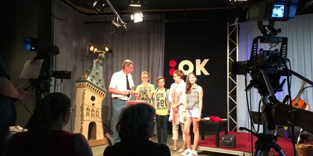 Lars Ochsner, Jakob Stadler und Emily Weber bei der Preisverleihung im Offenen Kanal mit Bürgermeisterin Monika Kabs